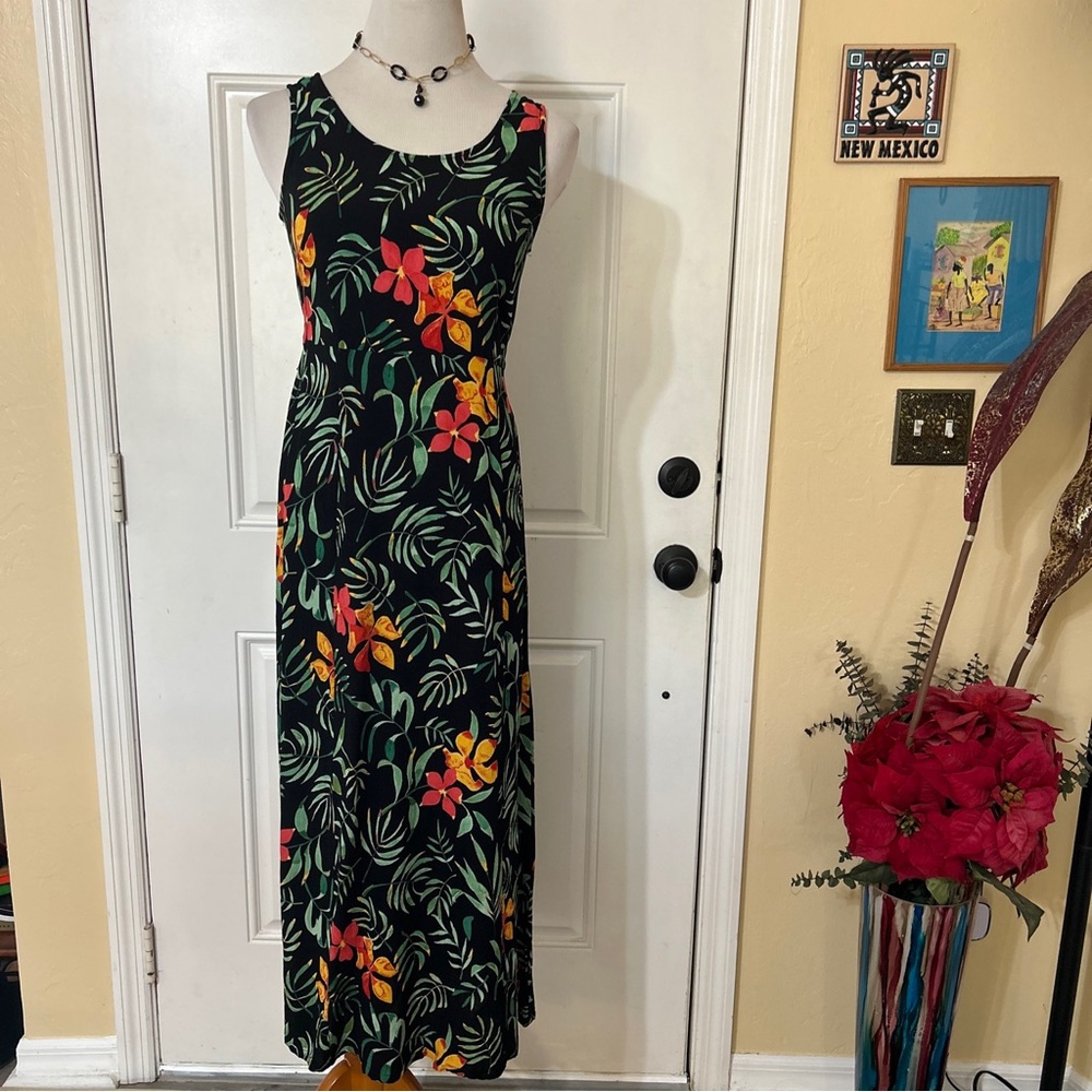 Putumayo dress. Made in India.  floral long dress. Small. With ties at the back.